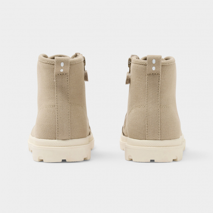 Бежови кецове