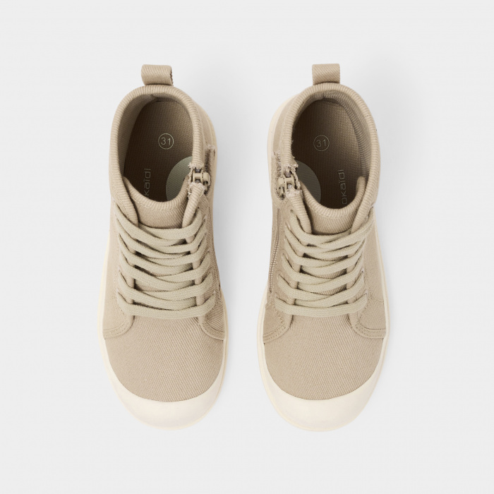 Бежови кецове